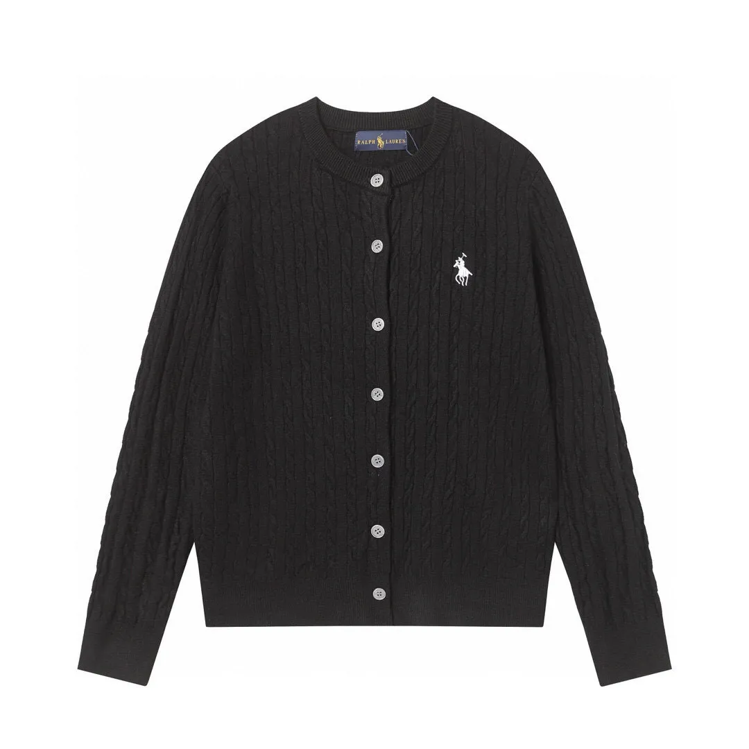 P166 Style No.: 602 -Ralph Lauren RL cardigan with classic war horse logo embroidery on the chest, long-sleeved sweater sweater jacket -The item is made of custom-dyed and custom-spun yarn, purchased from the original version. A full set of customized accessories. Details determine success or failure. Heavy new autumn and winter style. The weight of the item is as high as 800 grams. It is soft and delicate and does not tie the body. The upper body effect is very nice. Loose fit. Women's style. -Color: black, off-white, milk tea, light gray, dark gray. Navy blue red khaki red - Size: S / M / L S size 80-100 catties M size 100-120 catties Large size 120-135 catties